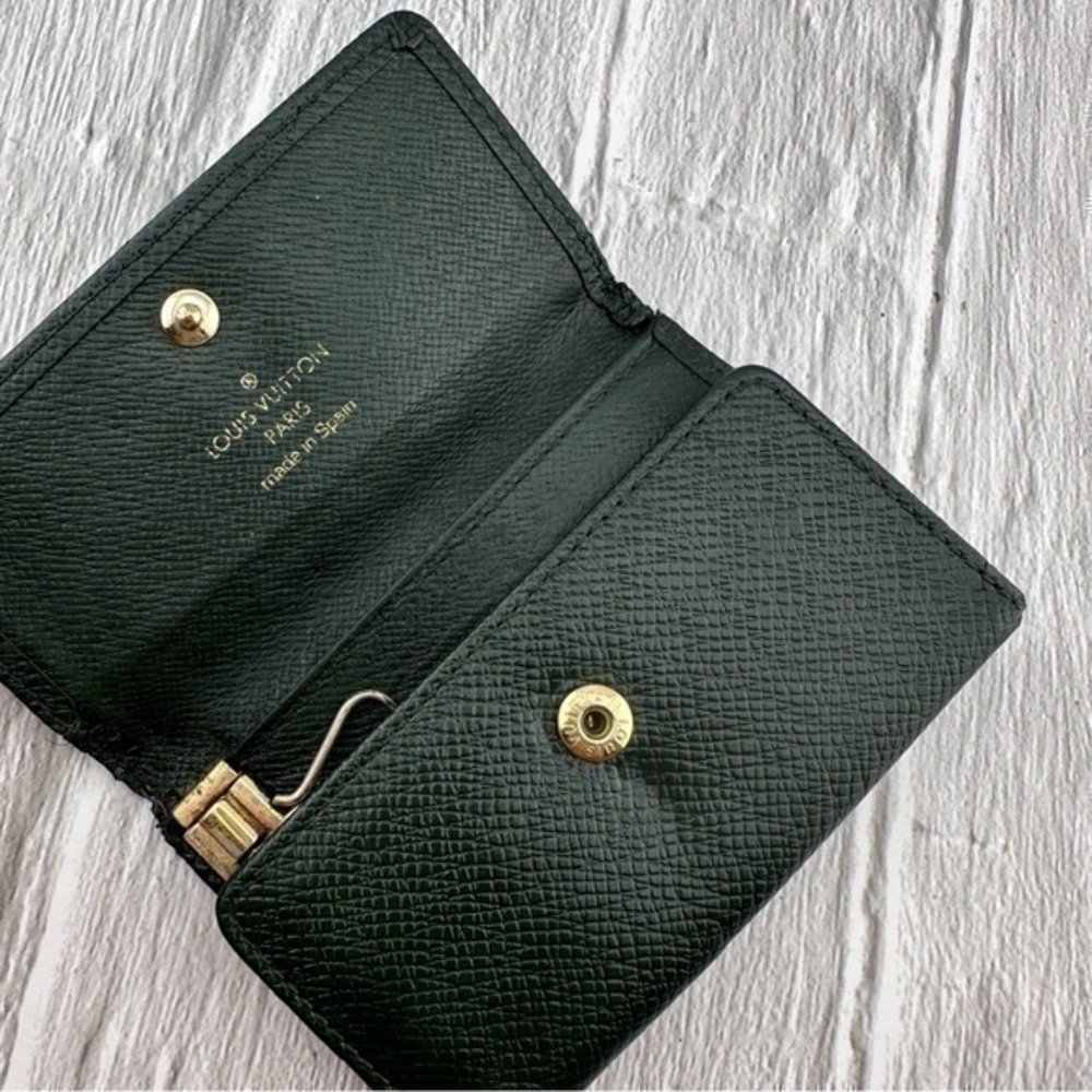 AUTHENTIC Louis Vuitton key holder. Previously owned. Taiga green.